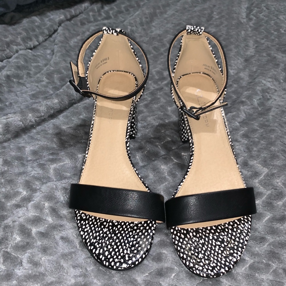 CL by Laundry Black & White Jody Sandals